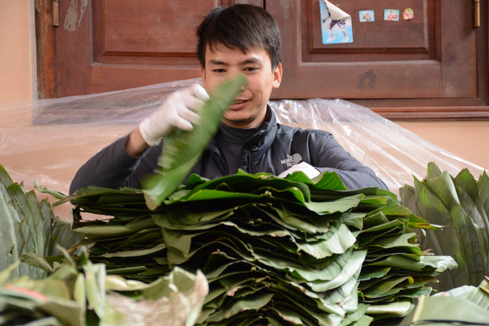 Công đoạn gói bánh được chia thành nhiều khâu do từng người phụ trách.